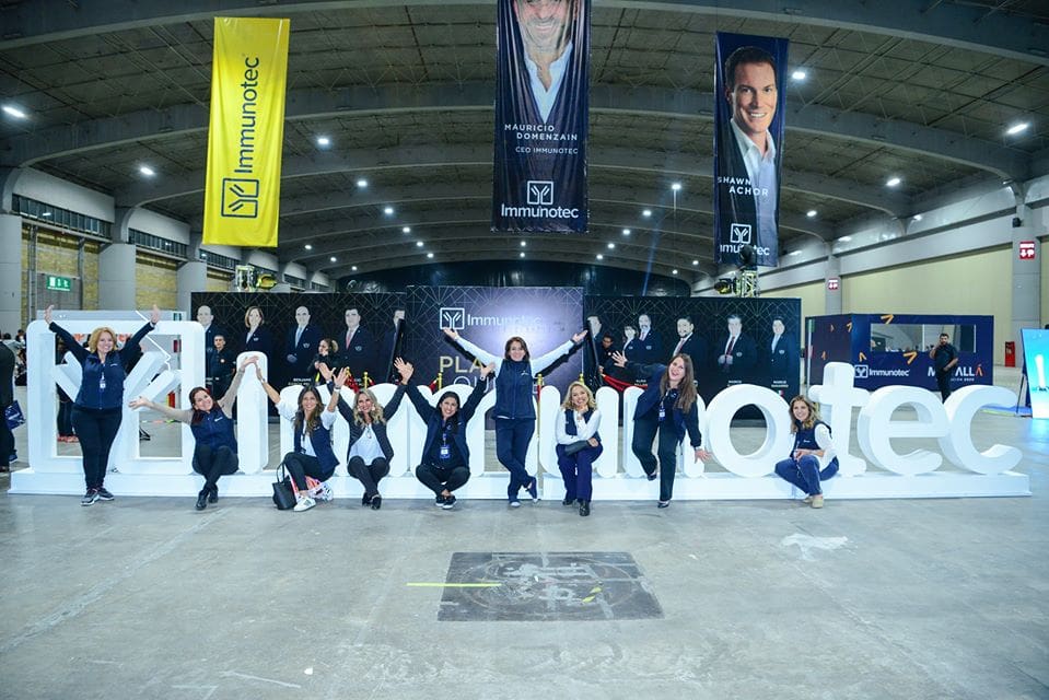 Consultores de Immunotec reunidos en evento corporativo representando una oportunidad de negocio en el sector de la salud y el bienestar