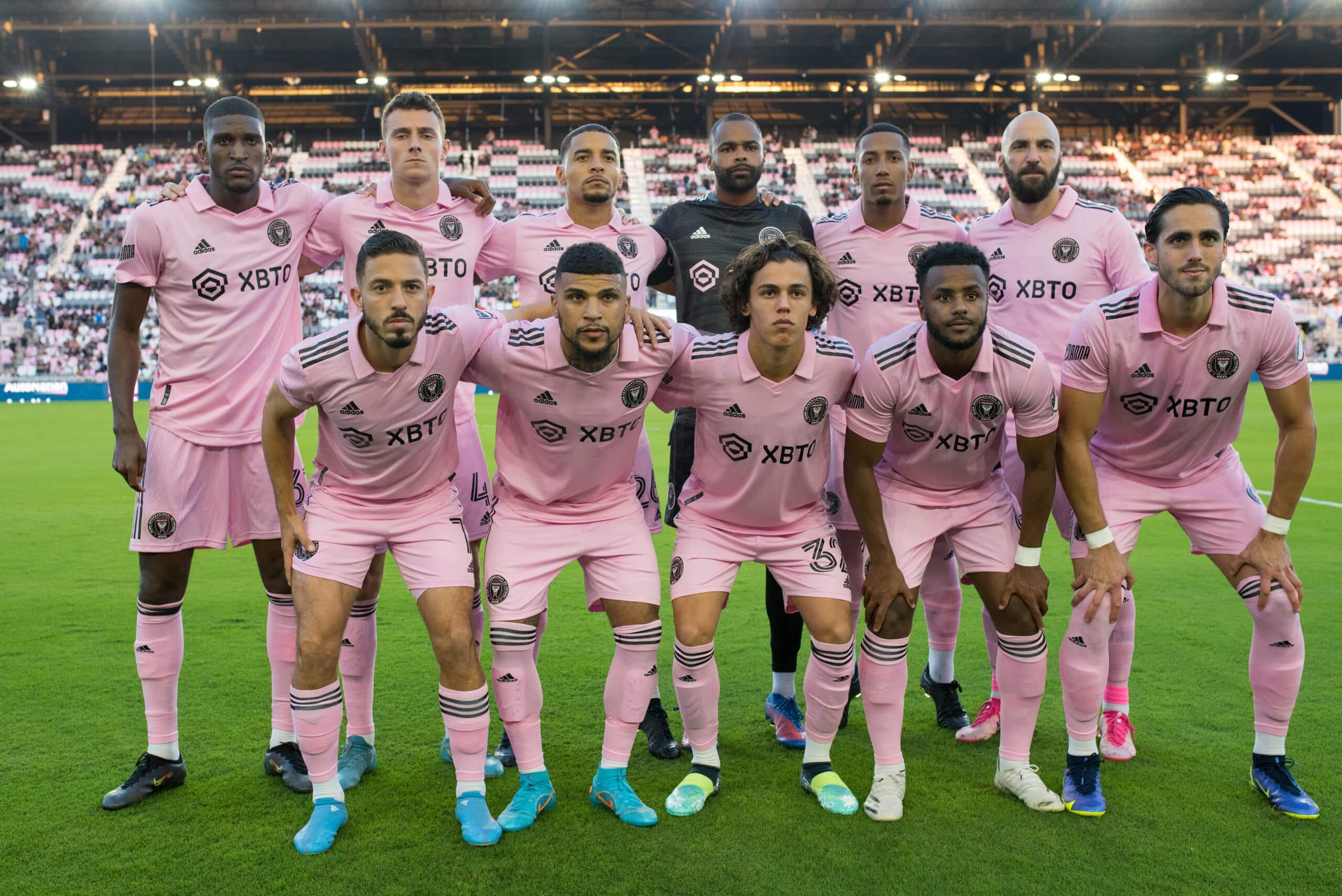 Equipo de fútbol profesional en el terreno de juego durante un encuentro deportivo