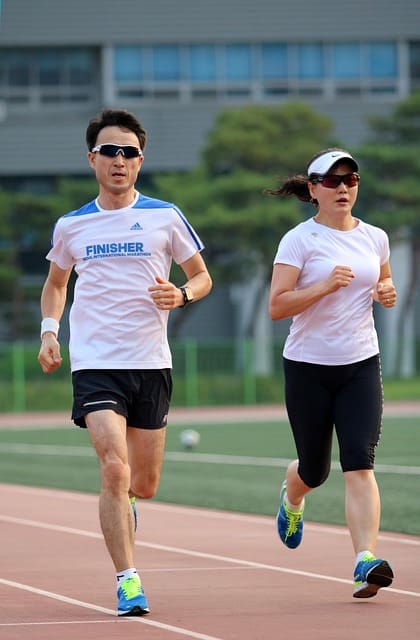 Hombre y mujer corriendo al aire libre durante una sesión de entrenamiento