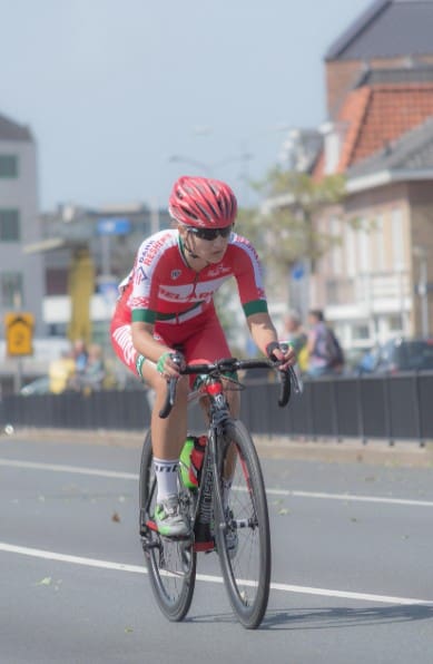 Ciclista compitiendo en una carrera deportiva al aire libre