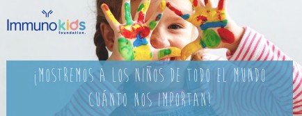 Niña mostrando sus manos pintadas de colores en una actividad organizada por la Fundación Immunokids de Immunotec