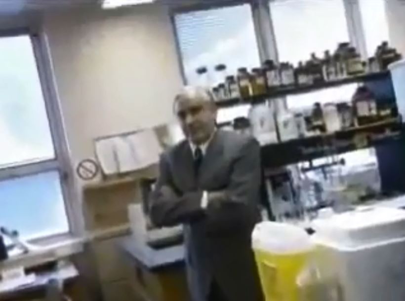 Dr. Gustavo Bounous trabajando en un laboratorio durante sus investigaciones