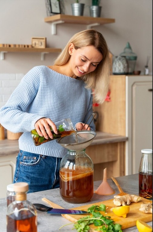 mujer elaborando un remedio natural