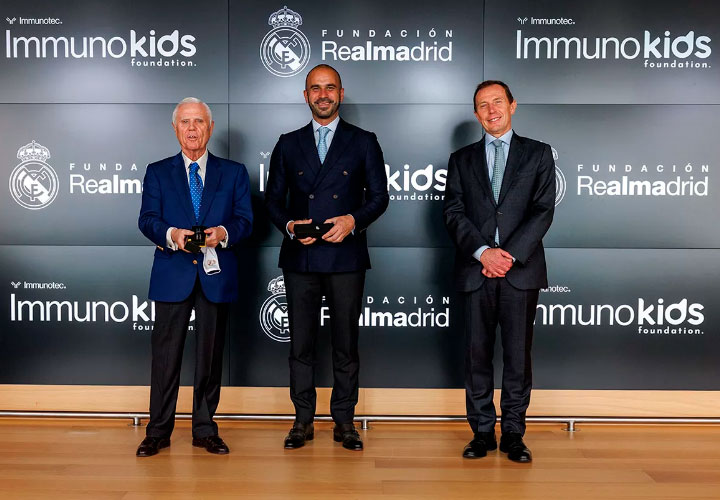 Posado de Enrique Sánchez, Emilio Butragueño del Real Madrid junto a Mauricio Domenzain